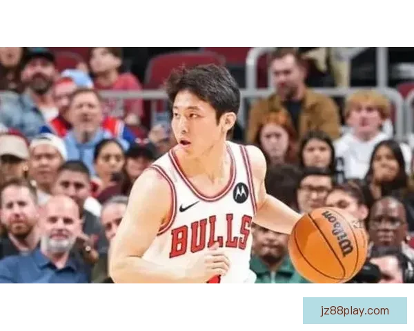 杨瀚森6+4遭针对被对手抱摔放倒却吃技术犯规 球迷怒吼裁判判罚不公